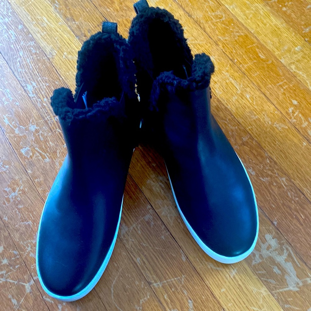 Authentic Michael Kors Ashlyn split on black leather boots w/ shearling